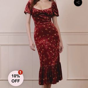 Never worn beautiful lait dress size small. Great condition.